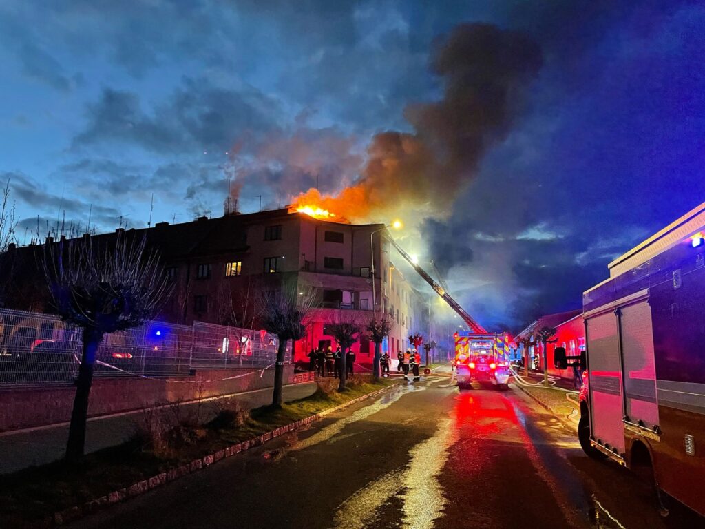 Požár bytového domu v Novém Městě nad Metují. Foto HZS Královéhradeckého kraje