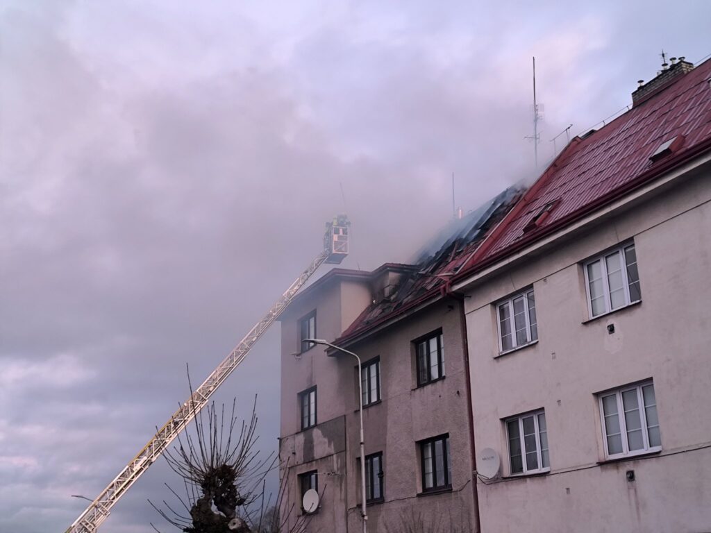 Požár bytového domu v Novém Městě nad Metují. Foto HZS Královéhradeckého kraje