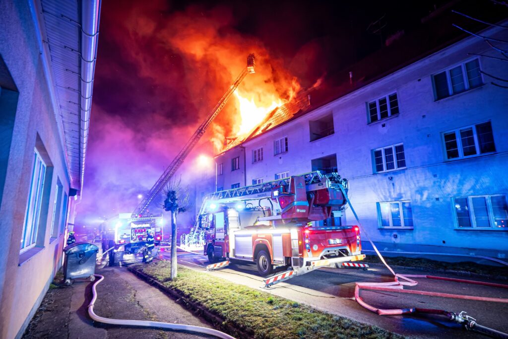 Požár bytového domu v Novém Městě nad Metují. Foto HZS Královéhradeckého kraje