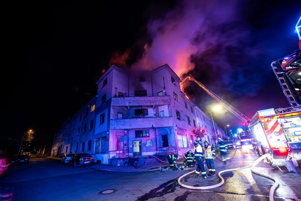 Požár bytového domu v Novém Městě nad Metují. Foto HZS Královéhradeckého kraje