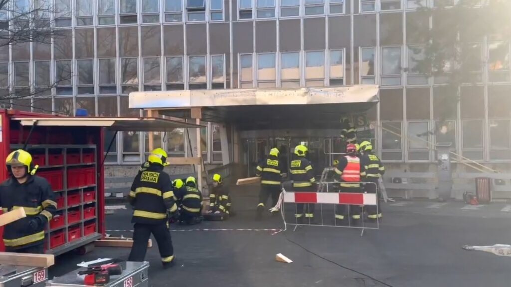 Nákladní auto narazilo do přístřešku v areálu Fakultní nemocnice Královské Vinohrady. Foto: Hasiči Praha