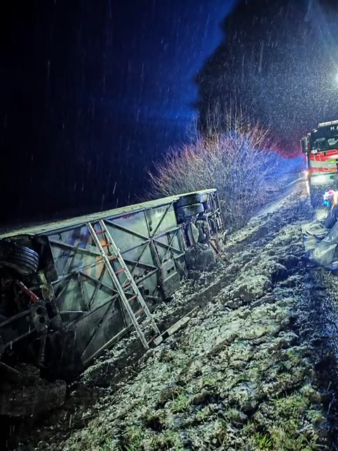 Nehoda autobusu na Frídecko-Místecku. Foto: ZZS MSK