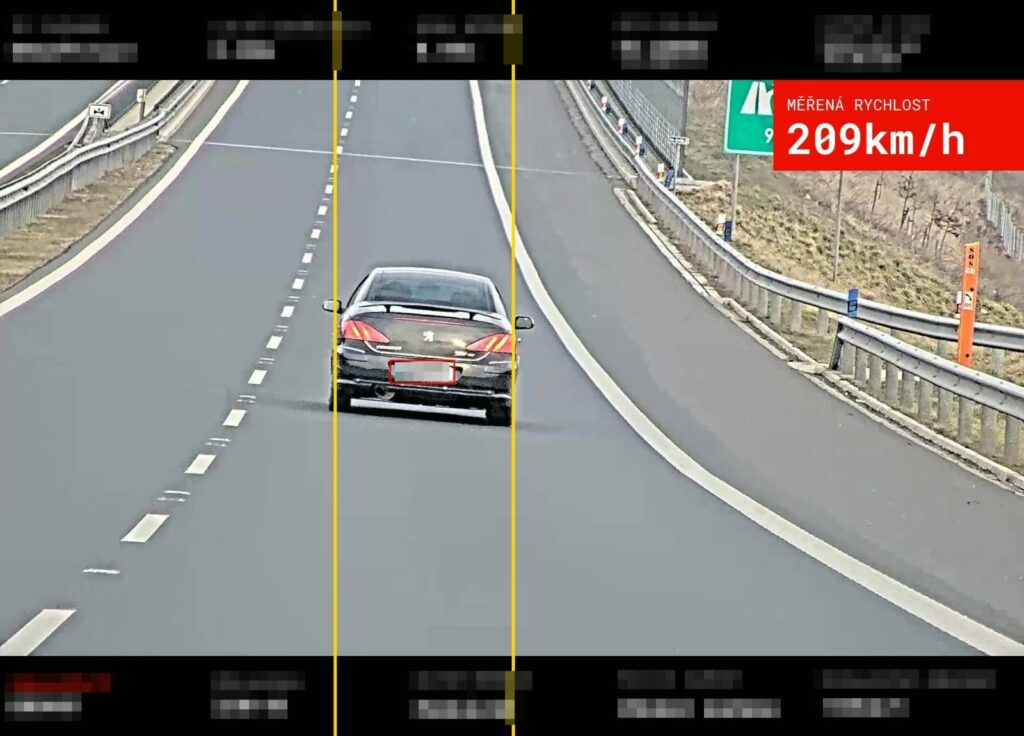 Řidič uháněl po D6 rychlostí 209 km/h. Foto: Policie ČR