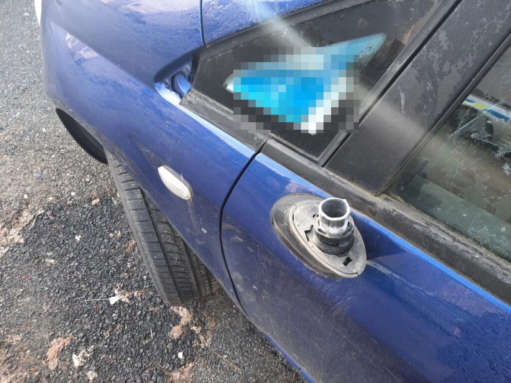 Rozbil okno a poničil nejméně šest aut. Foto: Policie ČR