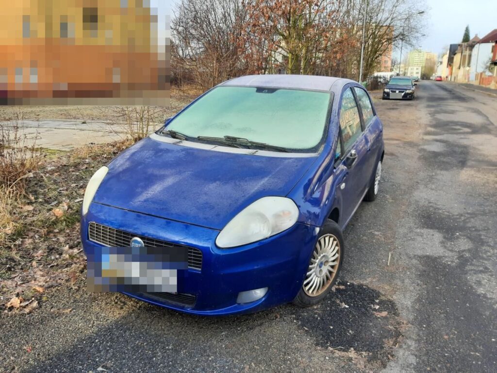 Rozbil okno a poničil nejméně šest aut. Foto: Policie ČR
