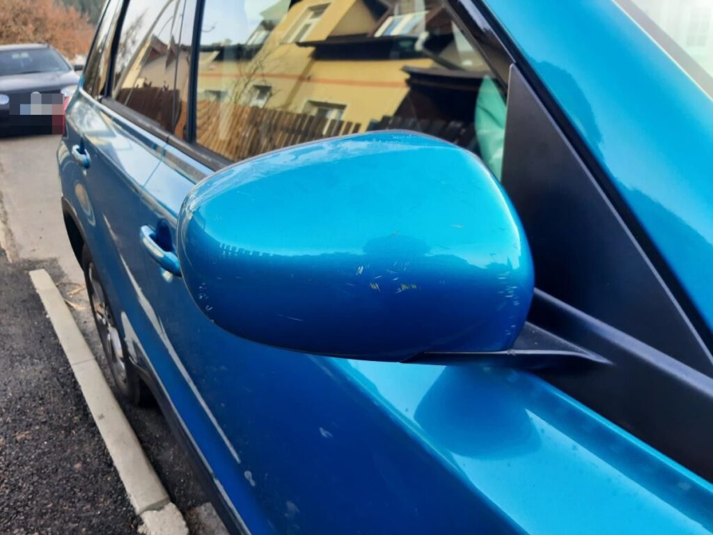 Rozbil okno a poničil nejméně šest aut. Foto: Policie ČR