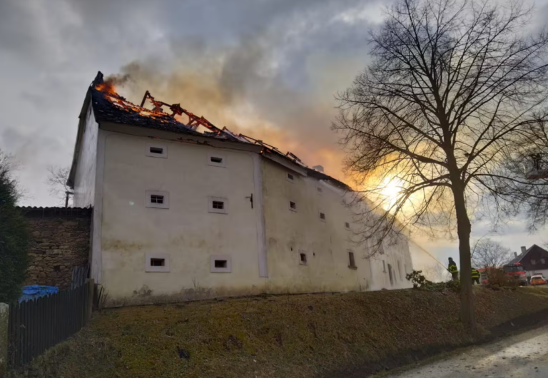 Požár střechy v Mutyněvsi. Foto HZS Jihočeského kraje