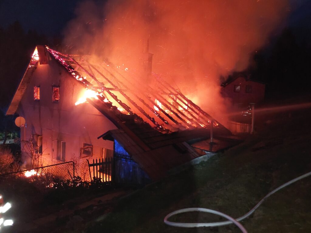 Ranní požár zničil rodinný dům, škoda přesahuje dva miliony. Foto HZS Pardubického kraje