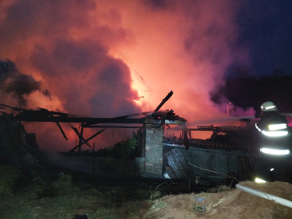 Ranní požár zničil rodinný dům, škoda přesahuje dva miliony. Foto HZS Pardubického kraje
