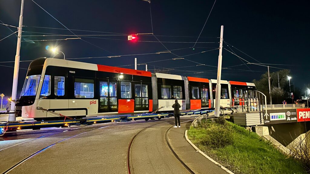 Modernizace pražské MHD: První tramvaj ŠKODA 52T dorazila do Hostivaře. Foto: DPP Dan Šabík