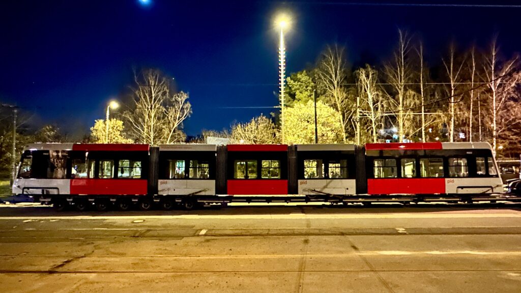 Modernizace pražské MHD: První tramvaj ŠKODA 52T dorazila do Hostivaře. Foto: DPP Dan Šabík