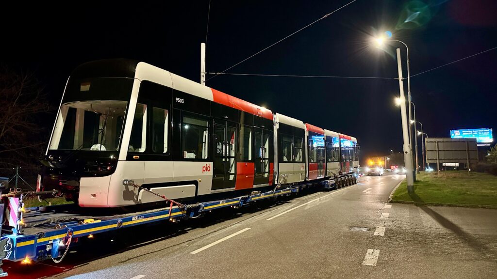 Modernizace pražské MHD: První tramvaj ŠKODA 52T dorazila do Hostivaře. Foto: DPP Dan Šabík