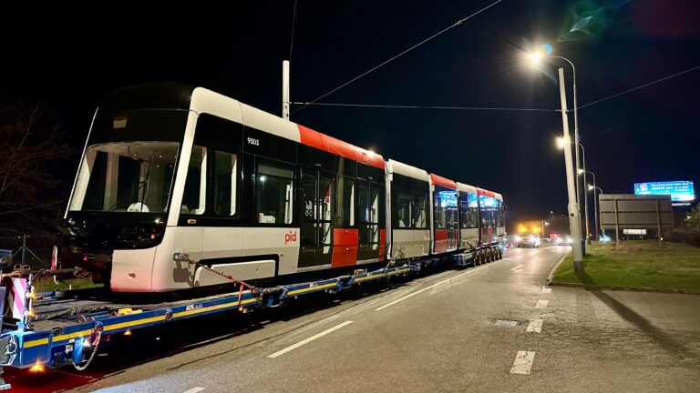 Modernizace pražské MHD: První tramvaj ŠKODA 52T dorazila do Hostivaře. Foto: DPP Dan Šabík