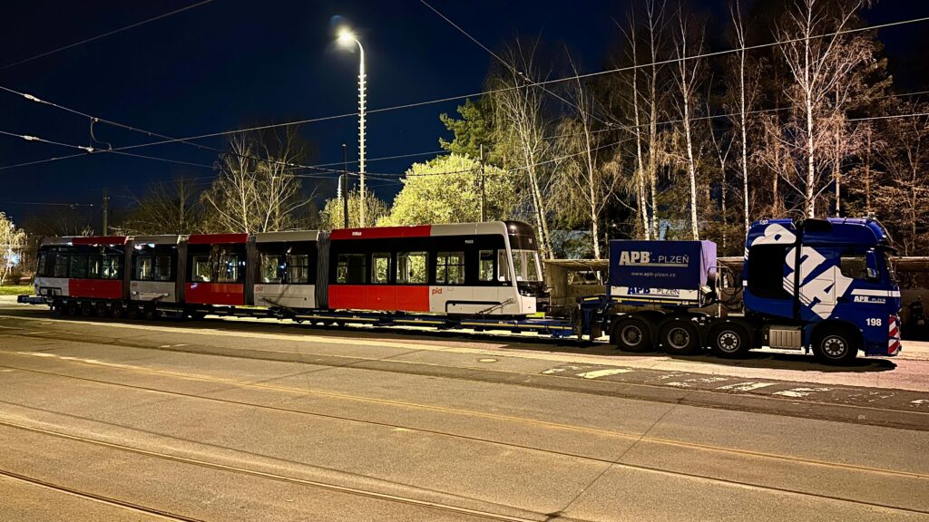 Modernizace pražské MHD: První tramvaj ŠKODA 52T dorazila do Hostivaře. Foto: DPP Dan Šabík