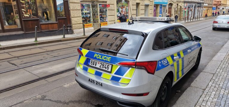 zasah_policie_drogy_vecerka
