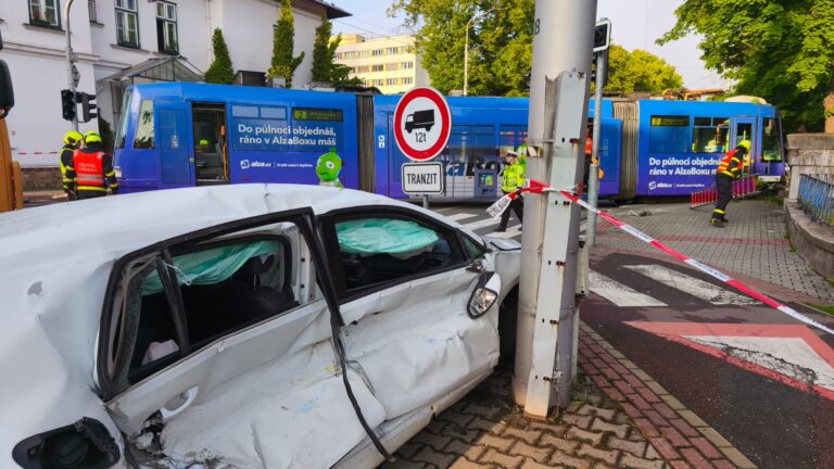 nehoda_tramvaj_auto_ostrava