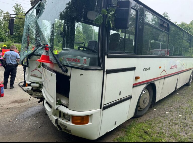 Nehoda_autobus_deti