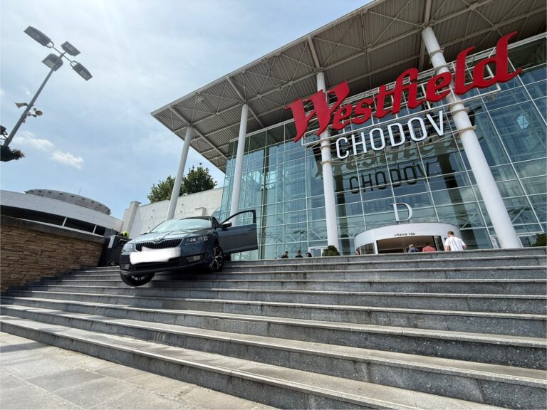 nehoda_auto_schodiste