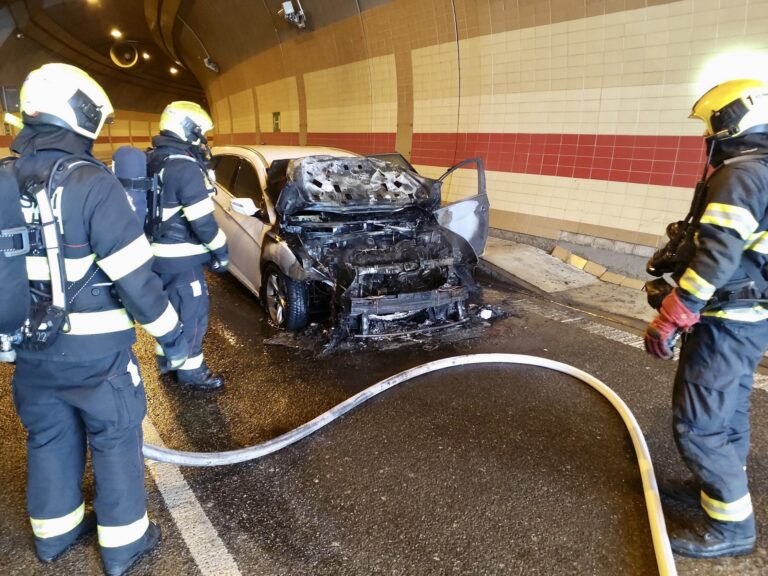pozar_auto_tunel_mrazovka_praha