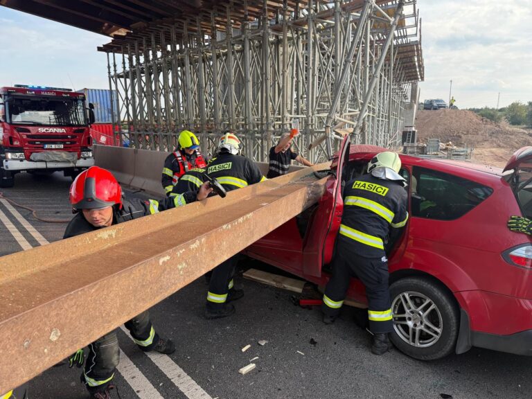 nehoda_traverza_spadla_na_auto_kladno