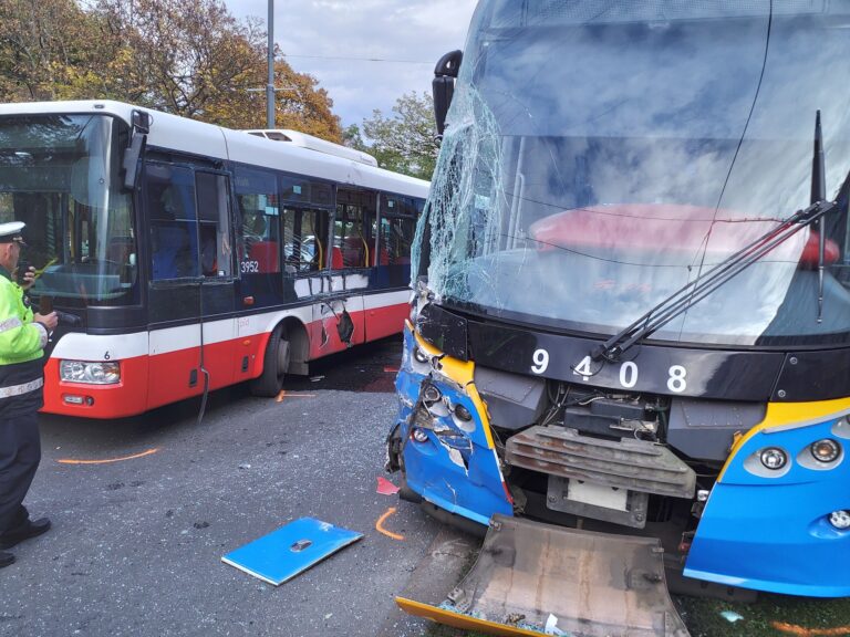 nehoda_tramvaj_autobus_vinohradska_praha