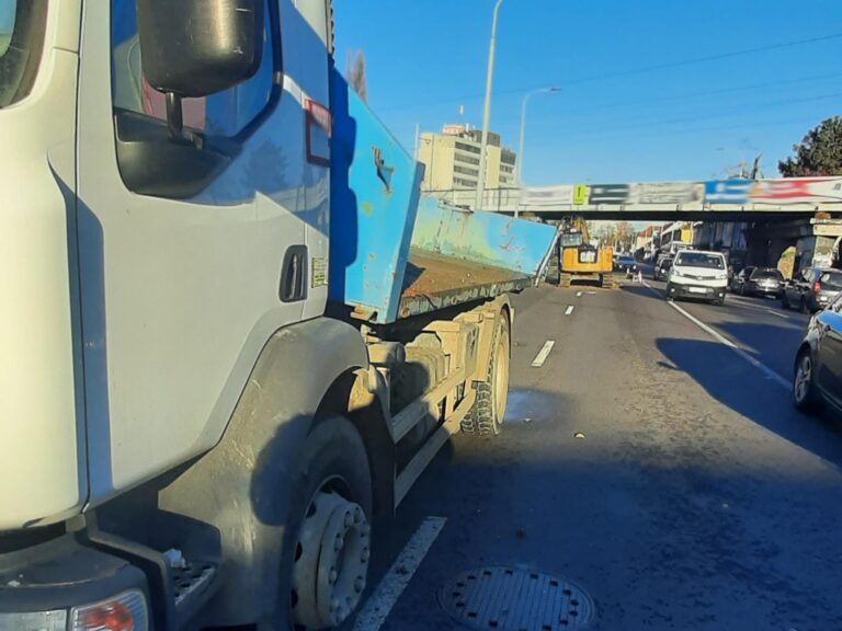 nakladni_auto_s_bagrem_uvizlo_pod_mostem_brno