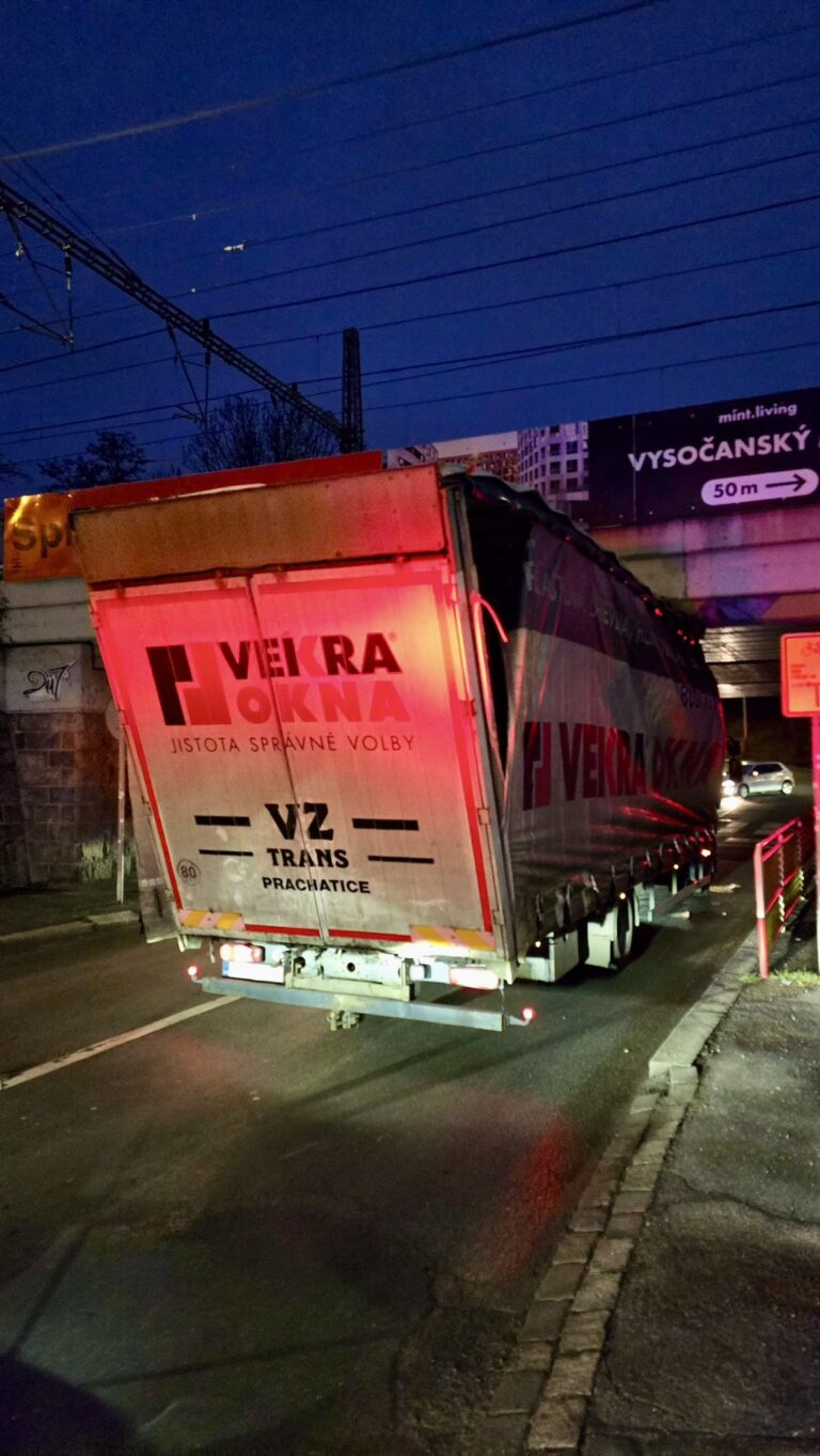 kamion_uvizl_pod_mostem_ve_vysocanech