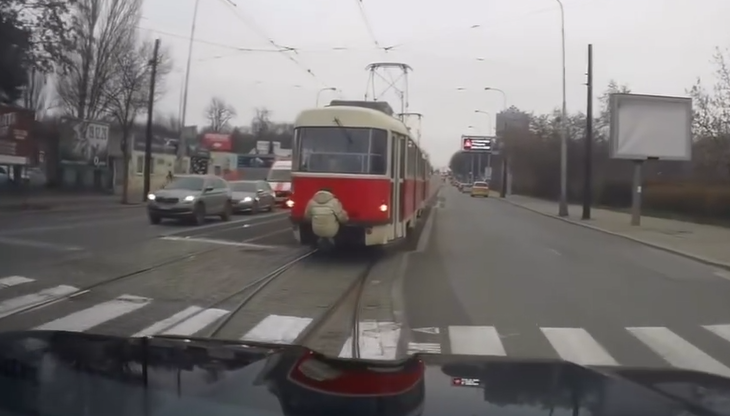 hazardni_jizda_na_sprahle_tramvaje