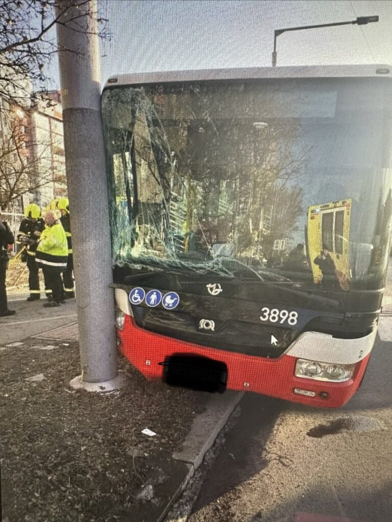 nehoda_autobusu_mhd_praha_letnany
