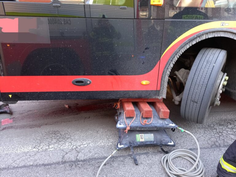 nehoda_autobusu_a_chodkyne_hradec_kralove