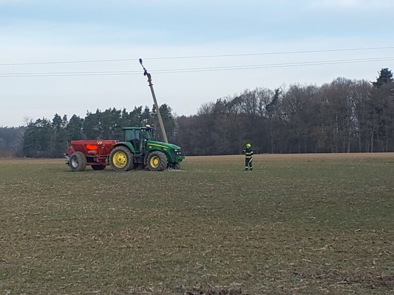 traktorista_narazil_na_poli_do_sloupu