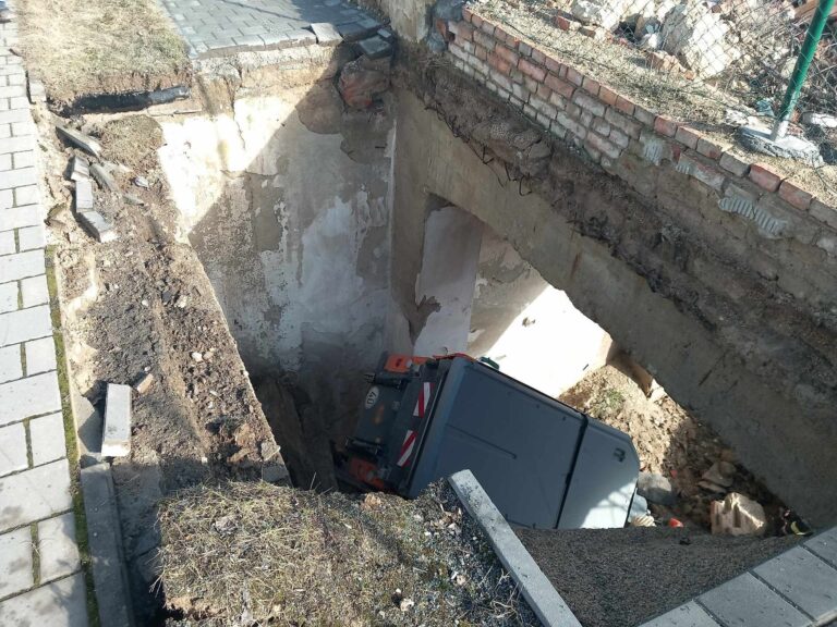 v-brne-se-pod-zametacim-vozem-propadl-chodnik