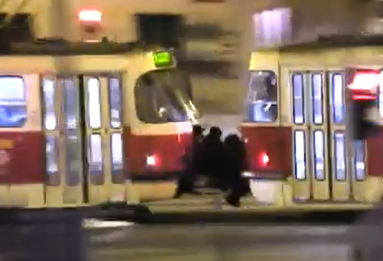 chlapci_jezdili_na_sprahle_tramvaje_praha