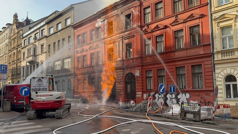 pozar-plynoveho-potrubi-na-letne