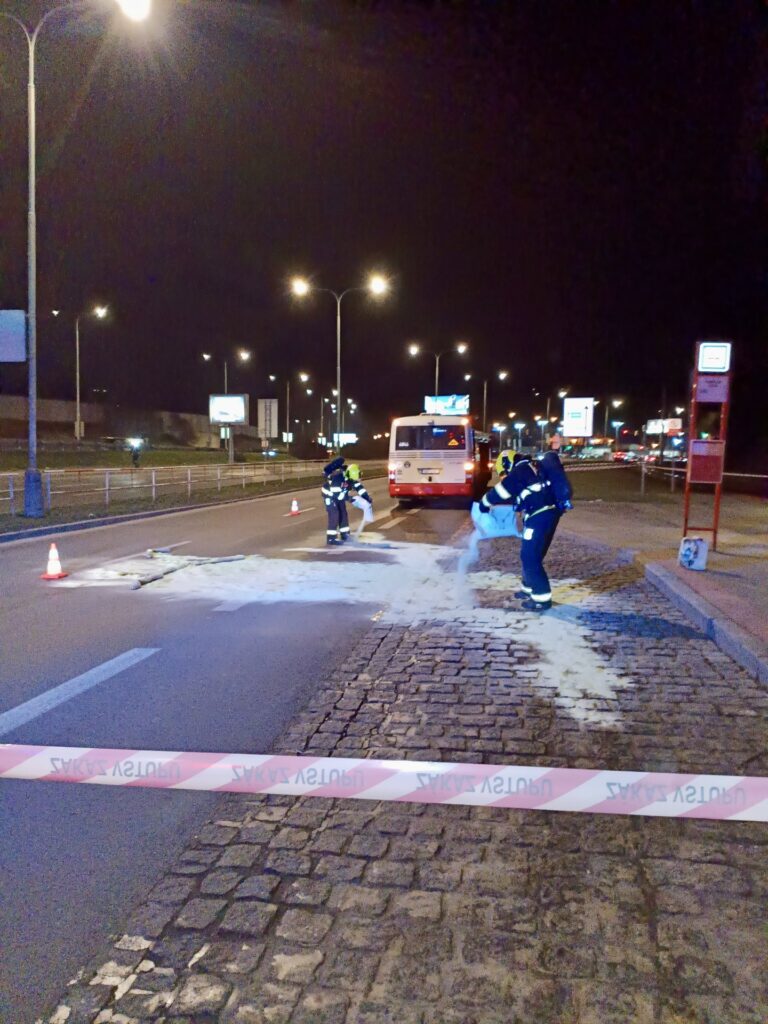 hasici-v-modranske-ulici-likvidovali-uniklou-kyselinu