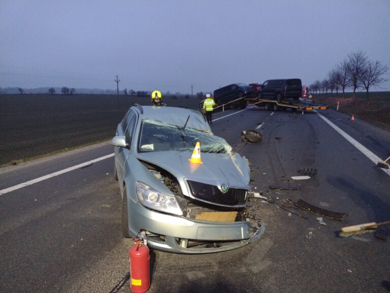 nehoda-tri-vozidel-u-benatek