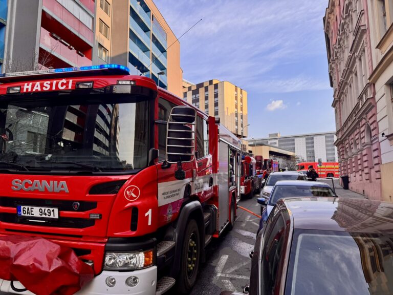 mlady-muz-vyskocil-pred-plameny-z-okna-bytu