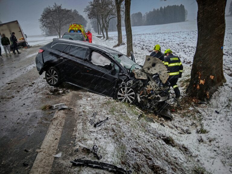 snih-na-hlinecku-zpusobil-stret-osobaku-a-nakladniho-vozu