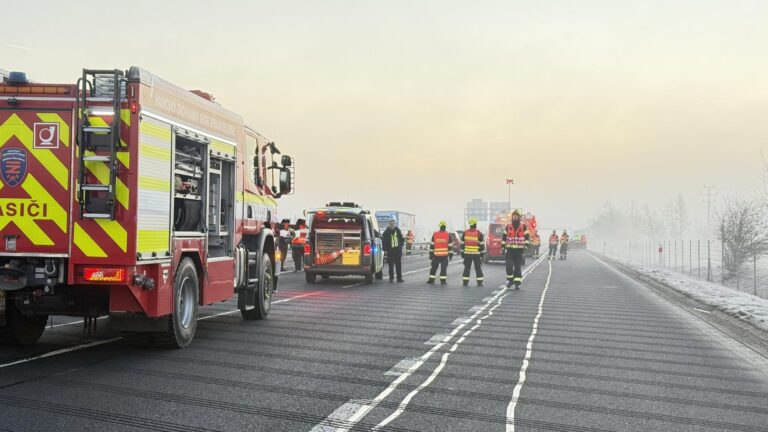 hromadna-nehoda-sedmi-vozidel-d6