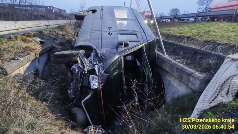 mikrobus-havaroval-na-dalnici-d5