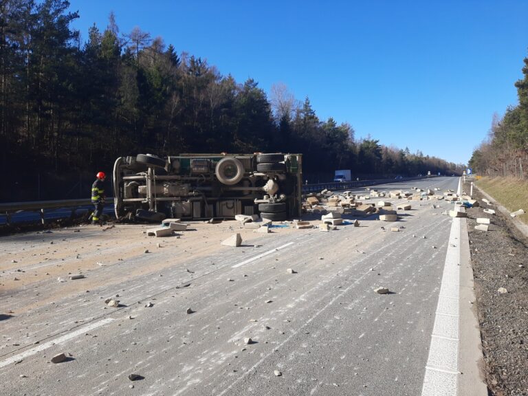 nehoda-kamionu-na-dalnici-d1