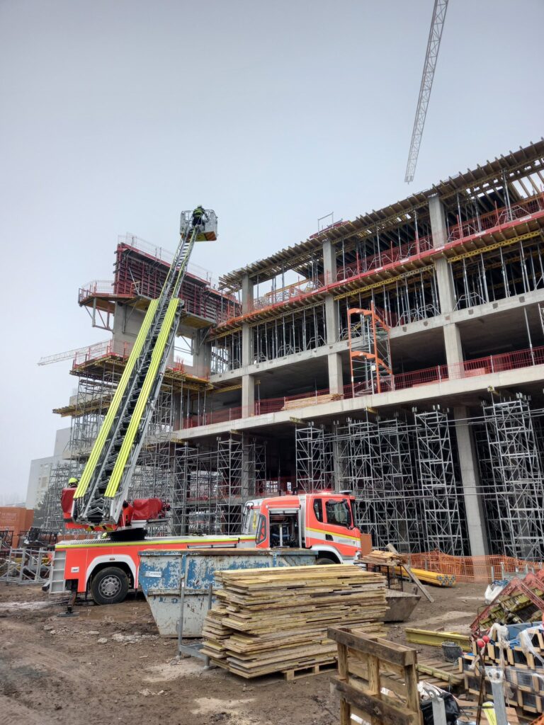 zachrana-zraneneho-delnika-z-rozestavene-budovy