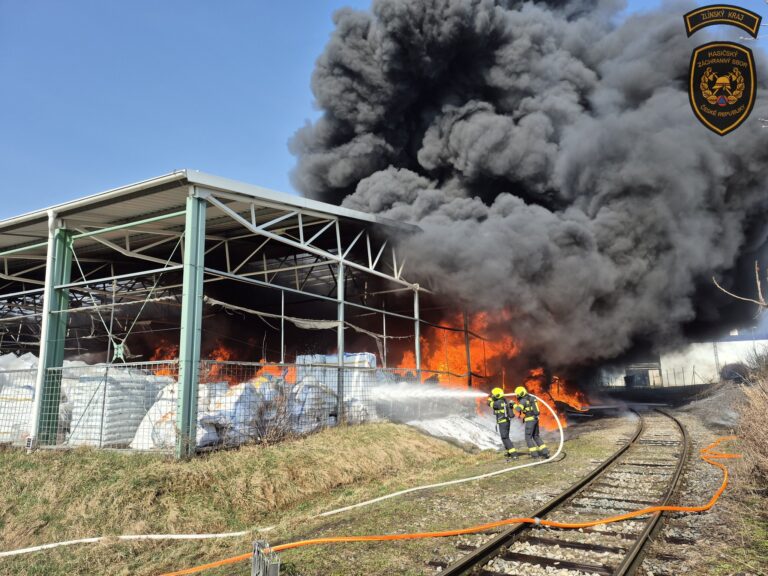 pozar-skladu-palstu-v-otrokovicich