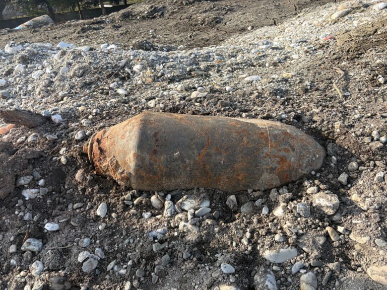 pyrotechnici-zajistuji_nalez_letecke_pumy