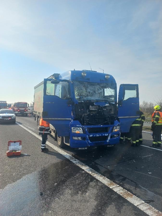 nehoda-dvou-nakladnich-vozidel-komplikuje-provoz-na-d8