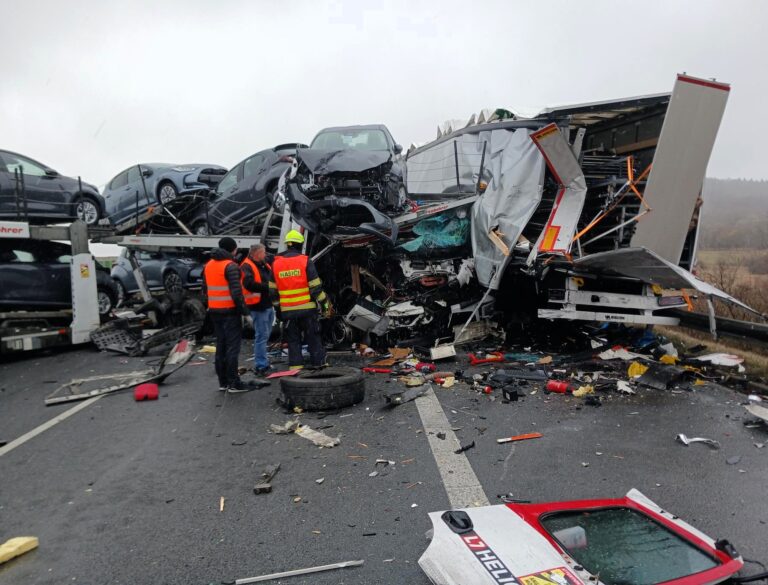 nehoda-tri-kamionu-dalnice-d8