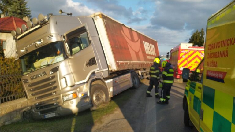 nehoda-naklidniho-vozu-mukarov