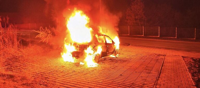 pozar-auta-zastupitele-hluboka-nad-vltavou