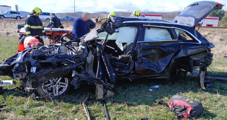 stred-auta-s-vlakem-bezdekov