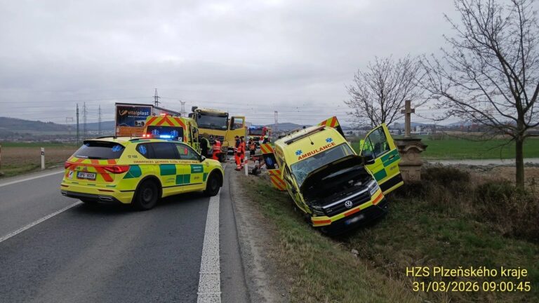 sanitka-s-pacientem-havarovala-u-dolni-lukavice